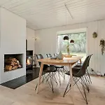 3 Bedroom Cozy In Semesterbostad *
